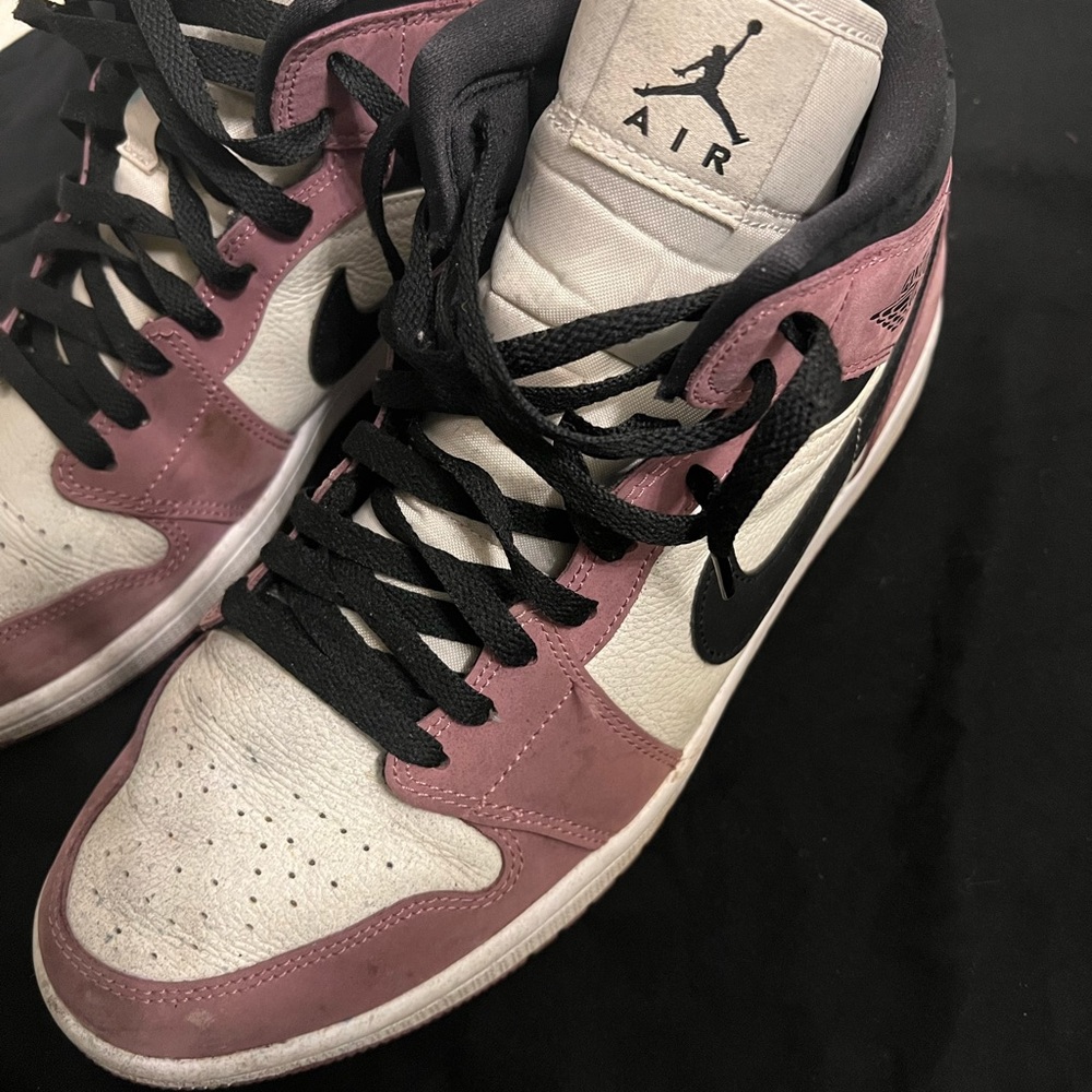 AJ1 - Picture 3 of 5